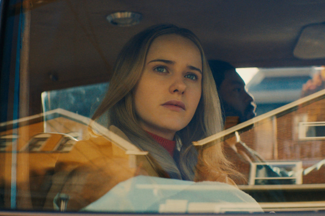 Films Et Séries Tv Avec Rachel Brosnahan Rachel Brosnahan goes on the run in the 'I'm Your Woman' trailer