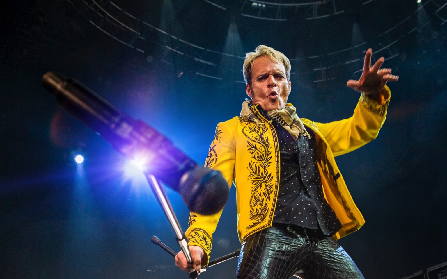 David Lee Roth Robe This Show Is Tonight: David Lee Roth leverages his lunacy on Lansdowne